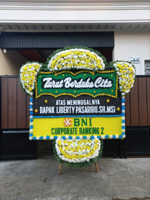 Papan Bunga Duka di Gang Buntu