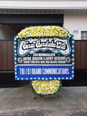 Papan Bunga Duka di Gang Buntu